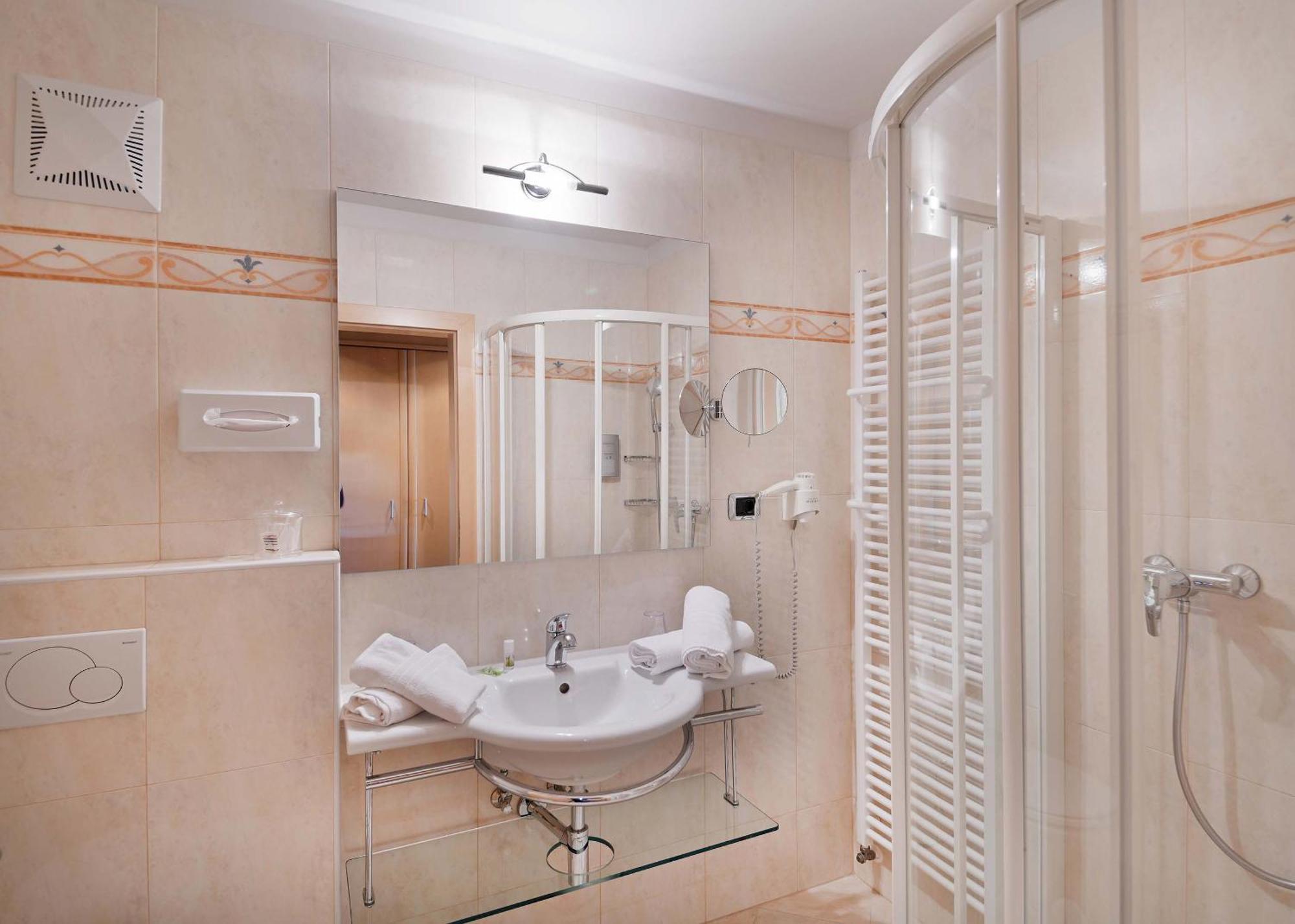 Hotel Das Stachelburg ปาร์ชีเนส ภายนอก รูปภาพ